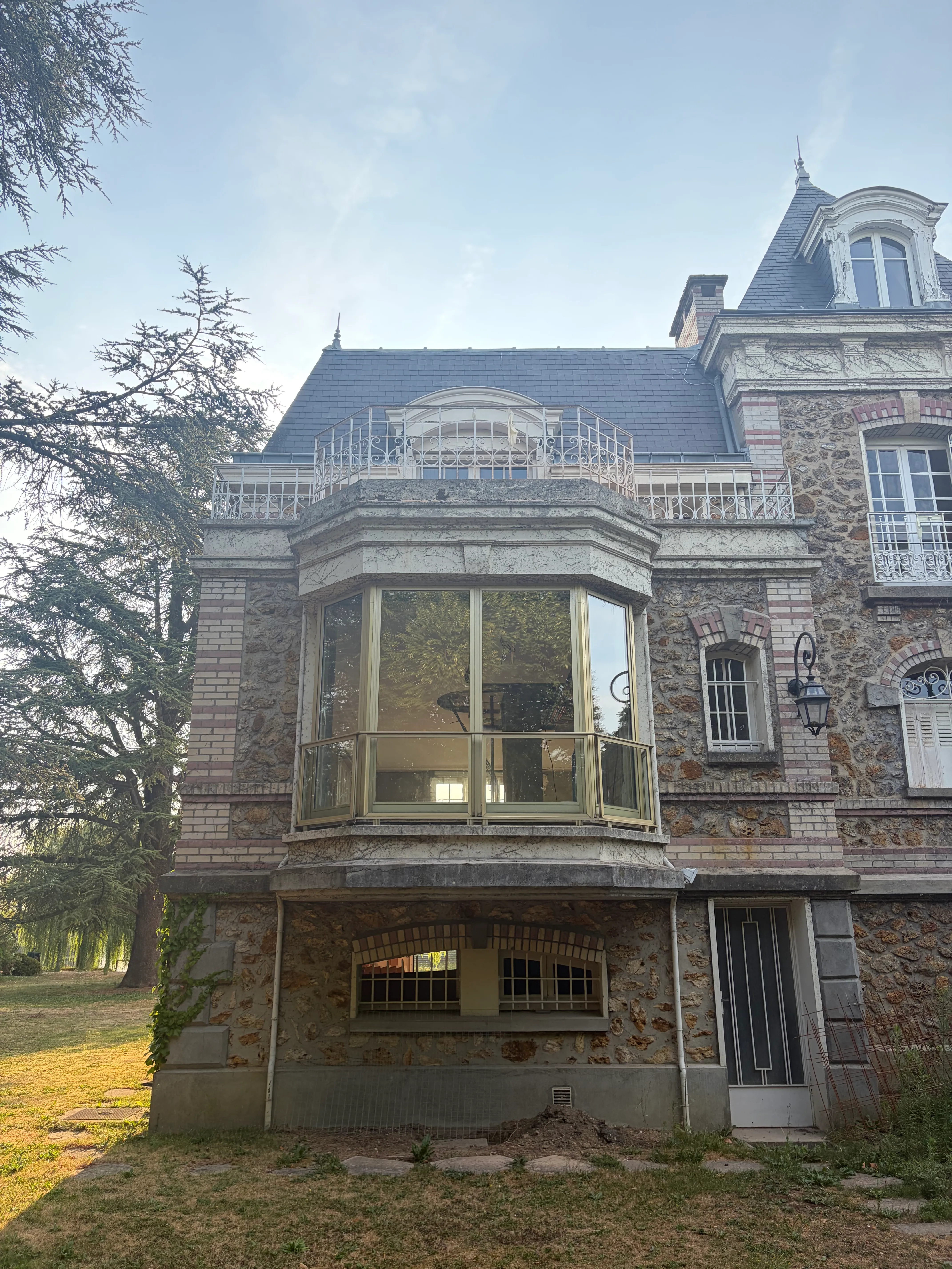 Gros plan sur les menuiseries d'un ancien bow window en bois