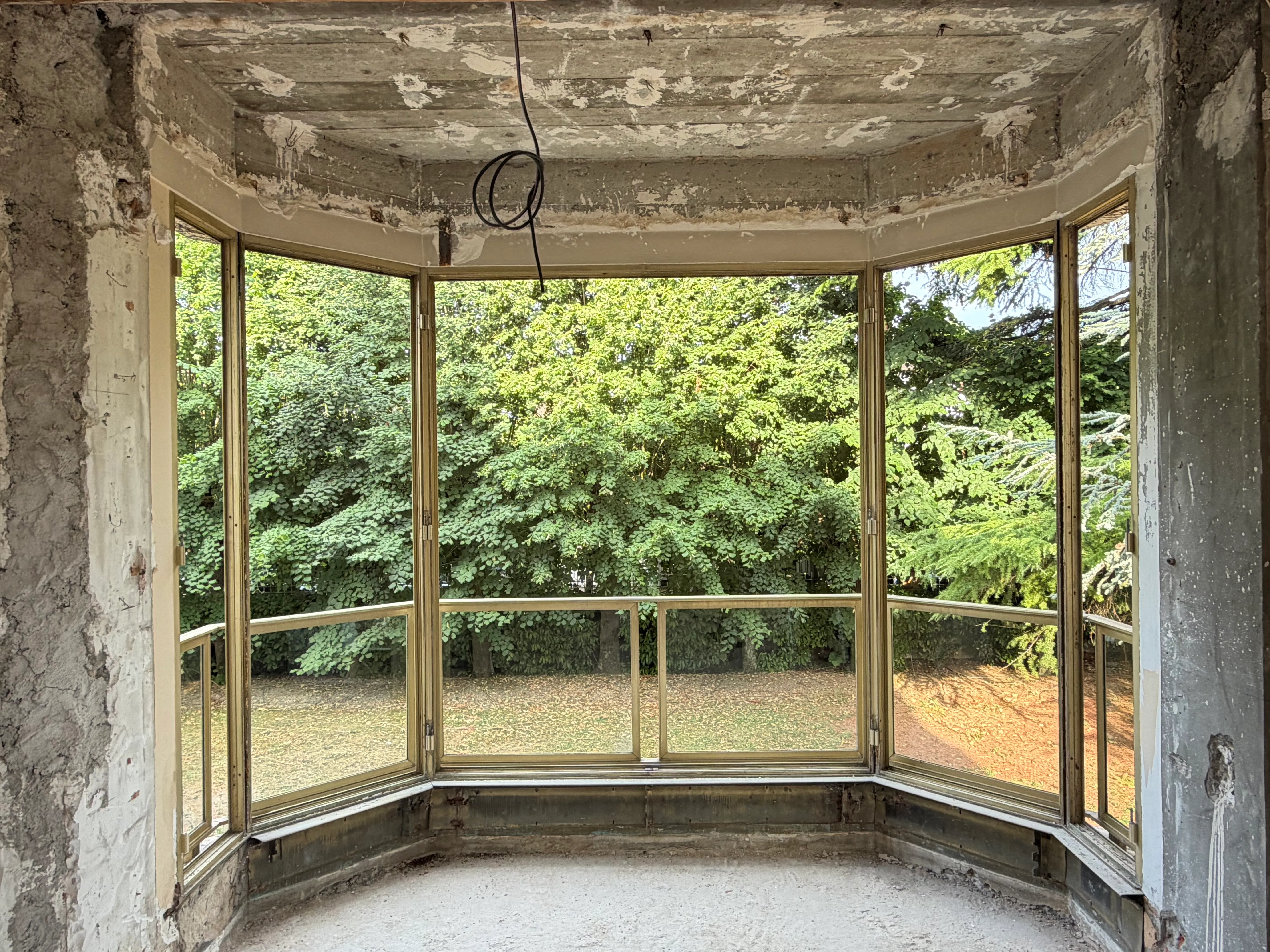 Ouverture préparée et nettoyée pour l'installation du nouveau bow window