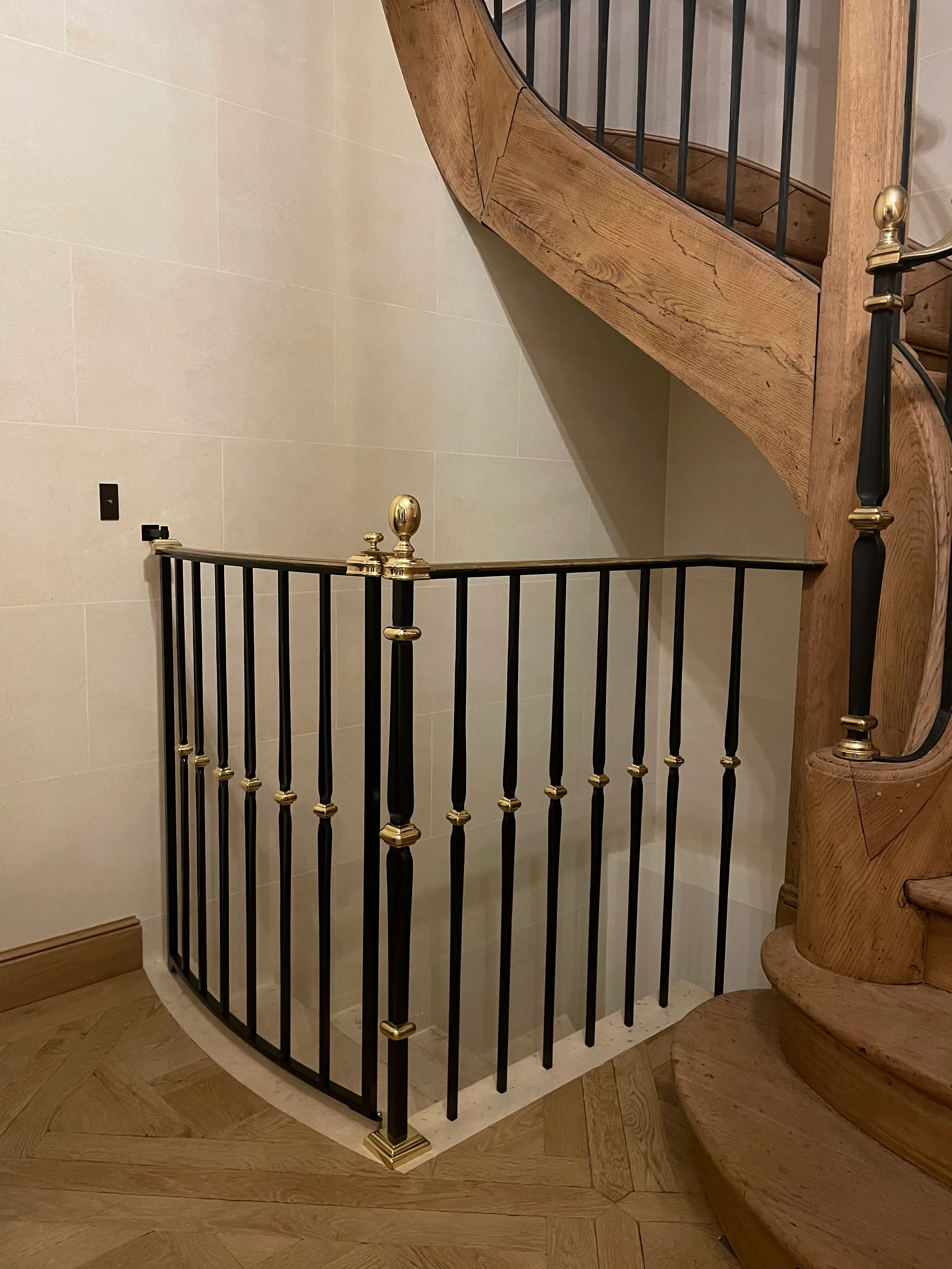Garde-corps sur mesure en acier et laiton pour escalier ancien Paris Garde-corps de sécurité en acier laqué noir avec bagues en laiton poli, installé sur un escalier en bois ancien à Paris.