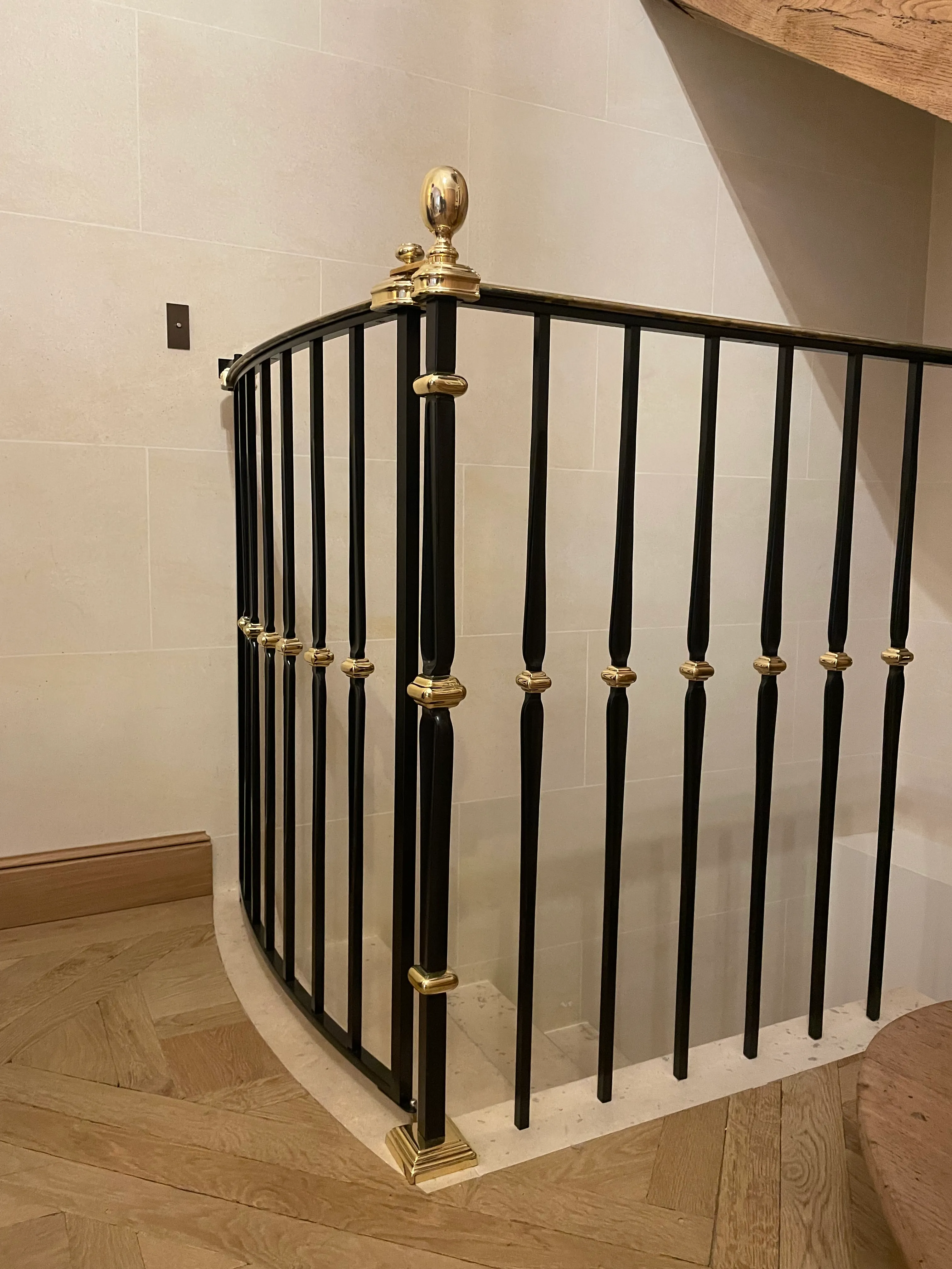 Serrurerie fine : assemblage de précision acier et laiton pour garde-corps Alignement précis des barreaux de sécurité en acier et laiton, soulignant l'assemblage mécanique d'orfèvrerie du garde-corps.