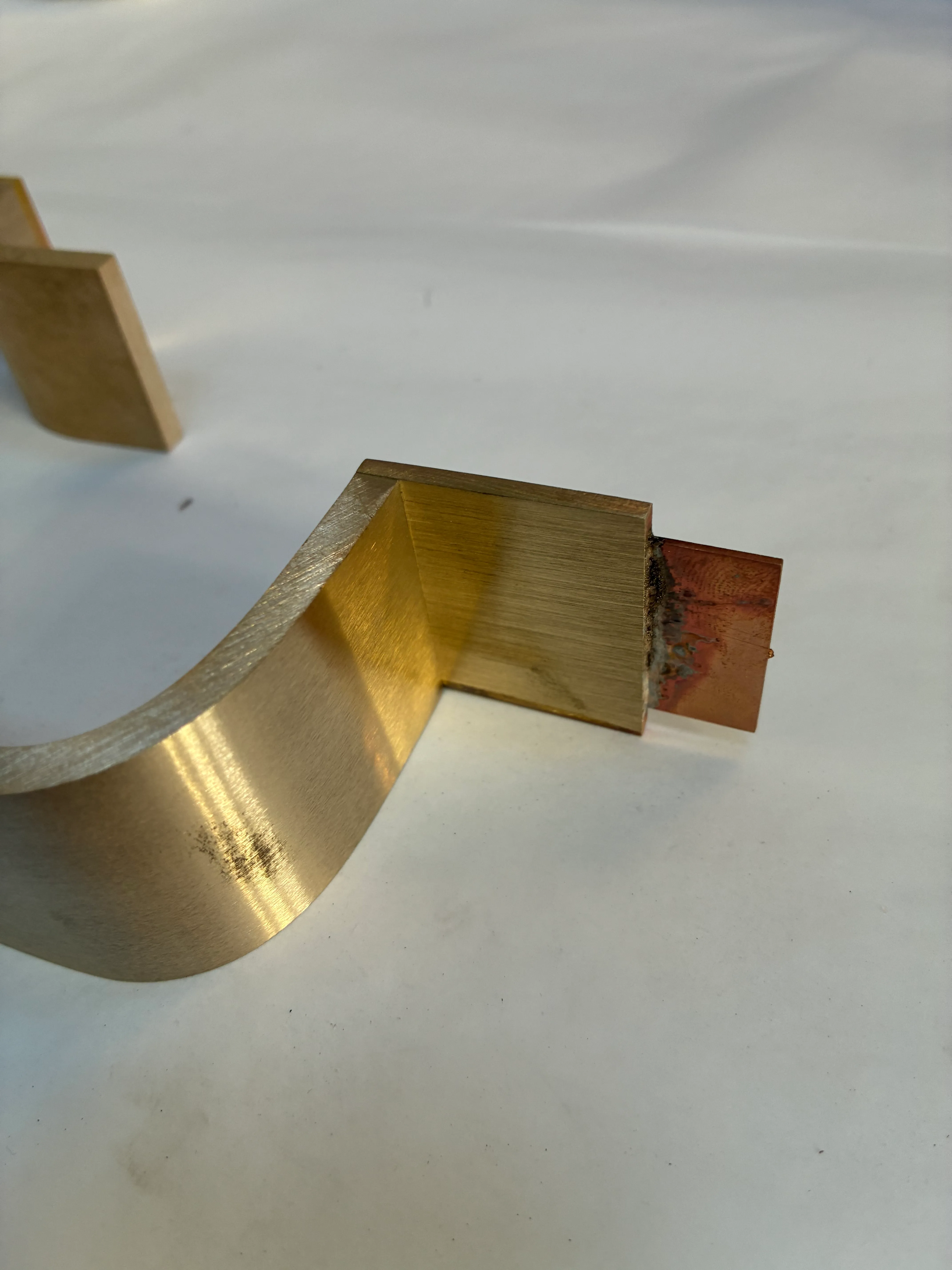 Fabrication artisanale de poignée de douche en laiton sur mesure - L'Atout Faire Vue détaillée du processus d'usinage d'une poignée en laiton sur un tour