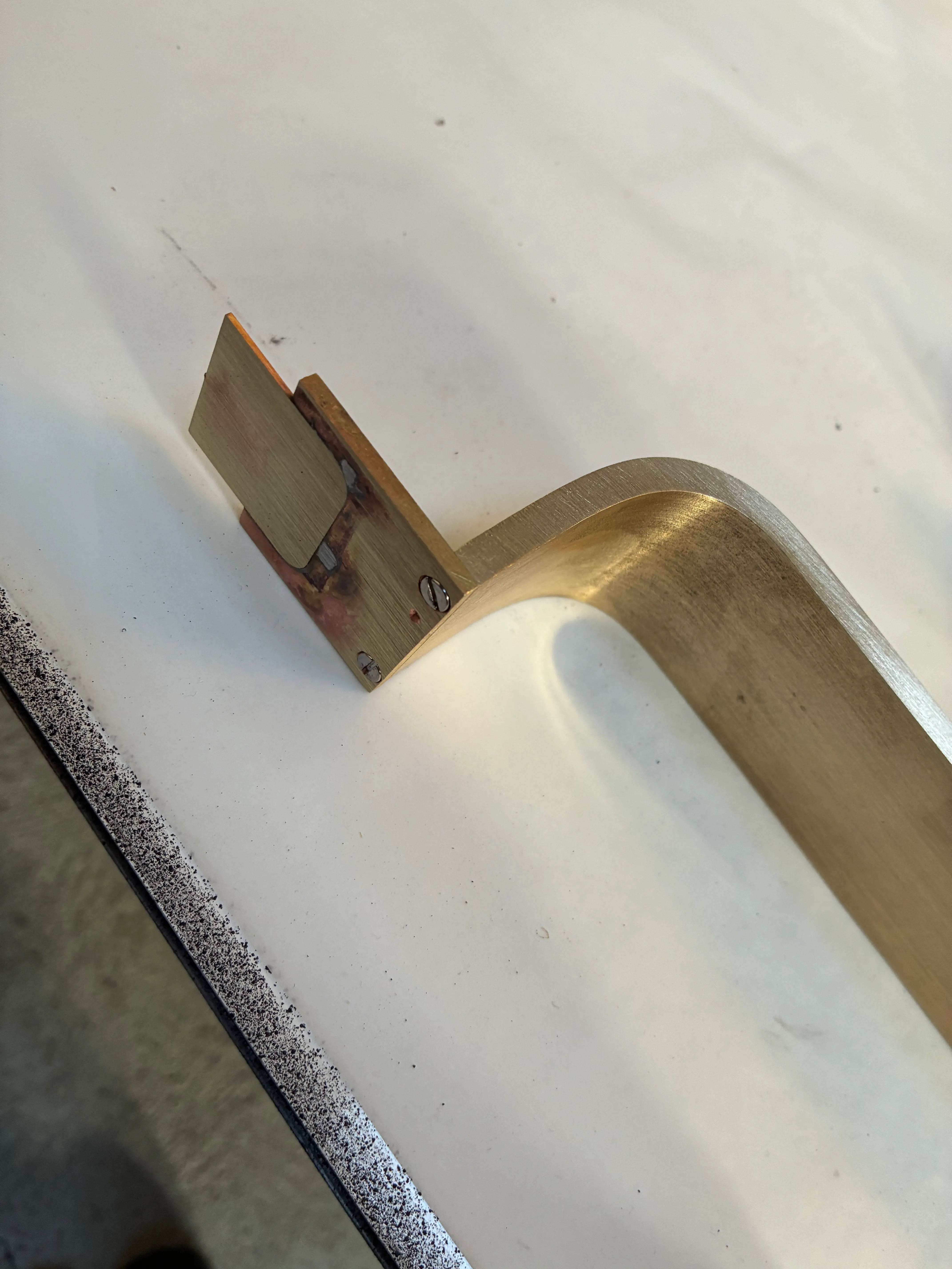 Détail de poignées de douche artisanales en laiton massif - Boulogne-Billancourt Vue rapprochée de deux poignées de douche cylindriques usinées en laiton