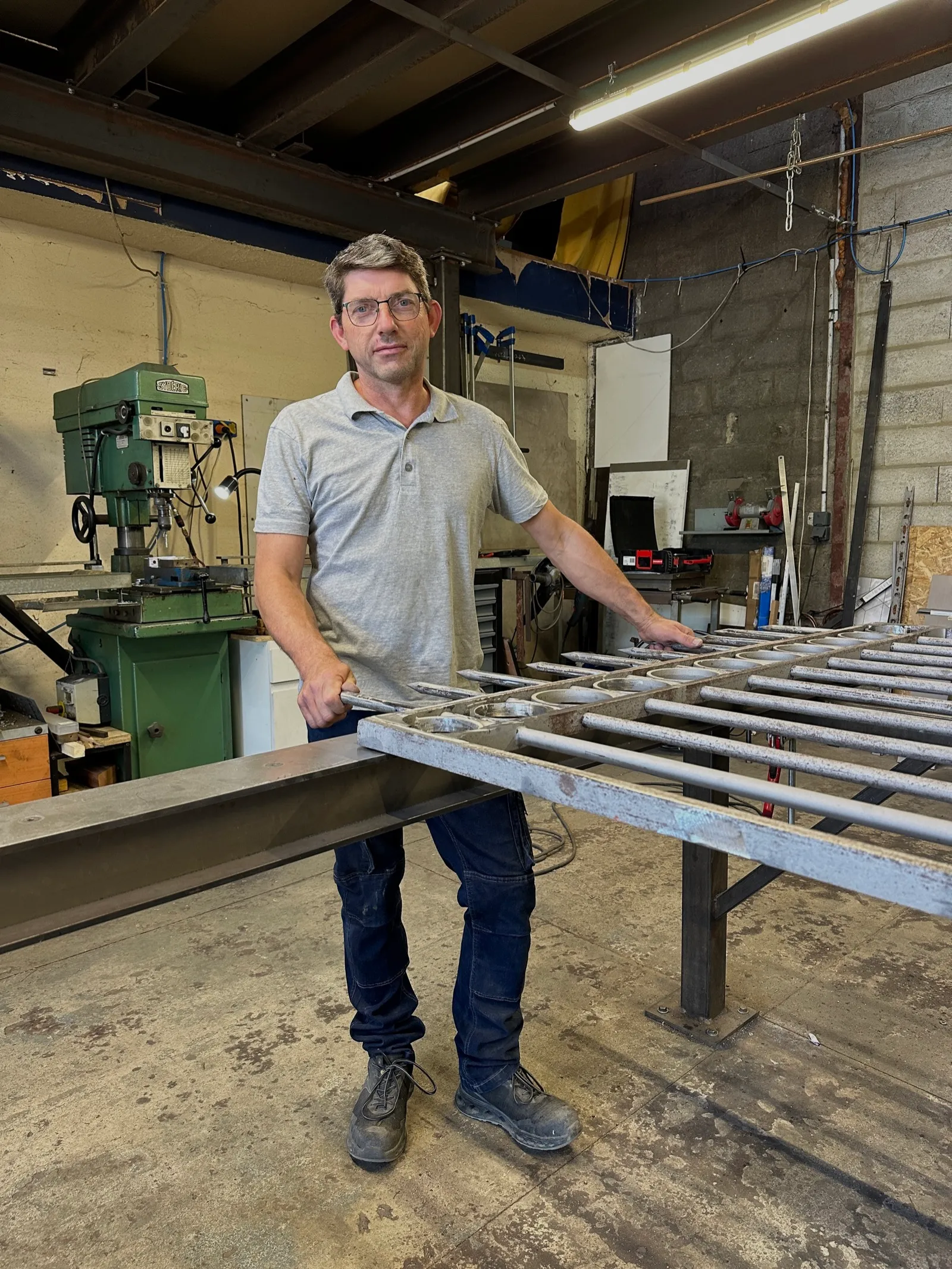 Gilles Antigny : 38 ans d'expérience au service de l'artisanat d'art Gilles Antigny, artisan métallier et fondateur de L'Atout Faire, façonnant une pièce de métal à froid