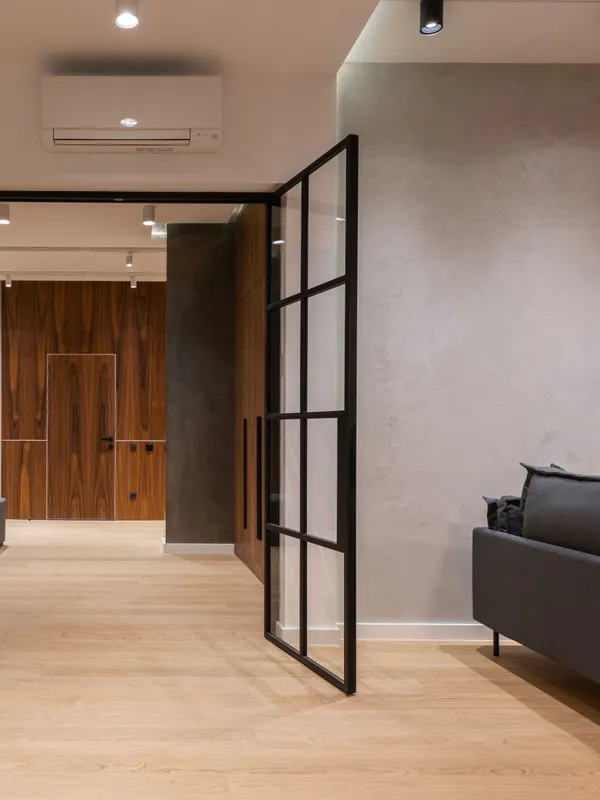 Conception et installation d'une verrière d'intérieur sur mesure en métal noir Intérieur moderne avec une grande verrière d'intérieur à double porte battante en métal noir et verre